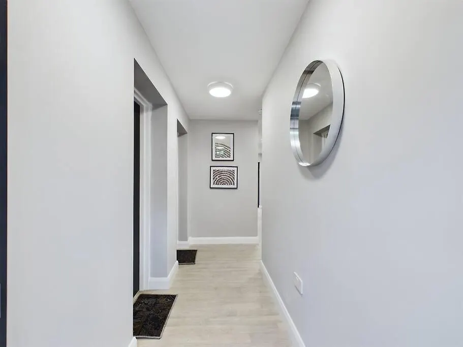 Bright 2Br Apartment In בלפסט