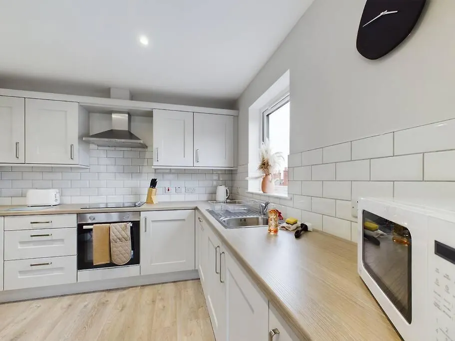 Bright 2Br Apartment In בלפסט